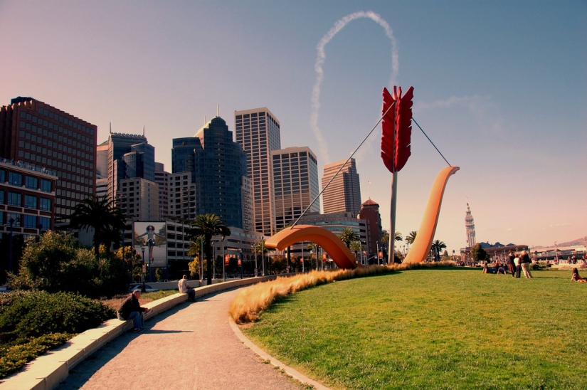 Cupid's Span Sculpture in San Francisco-Flickr.com by Roshan Vyas